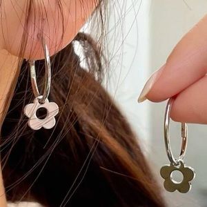 🌸 90s Y2K Flower Slider Charms Silver Hoops Hoop earrings VERY CUTE boutique 🌸